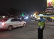 Unit Lantas Polsek Kiaracondong Polrestabes Bandung Laksanakan Pengawasan dan Pengaturan Lalulintas di Malam Hari