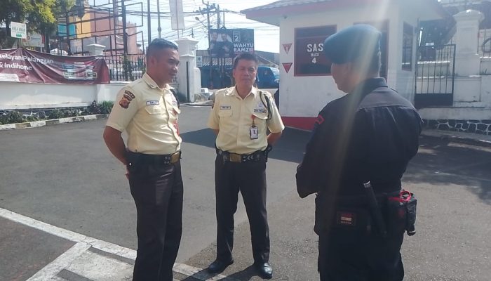 Anggota Brimob Jabar Sambangi Perkantoran di Cipanas Kab Cianjur 
