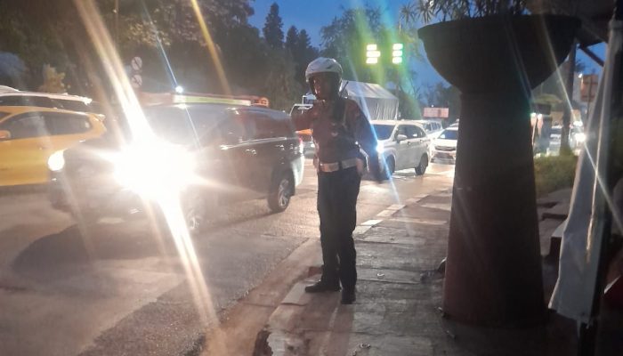 Cegah kemacetan malam hari ,Unit lantas Polsek Bandung Kidul melaksanakan Pengaturan Lalu lintas