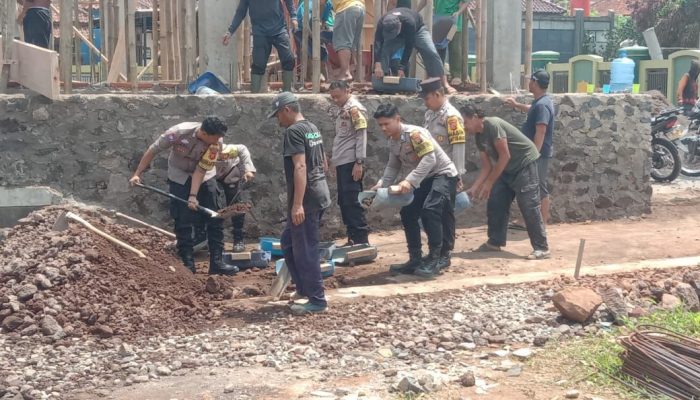 Polisi Bantu Kerja Bakti Pembangunan Masjid Yang Direnovasi