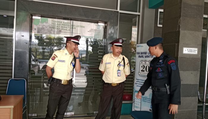 Anggota Brimob Jabar Sambangi PLN di Cipanas Kab Cianjur 