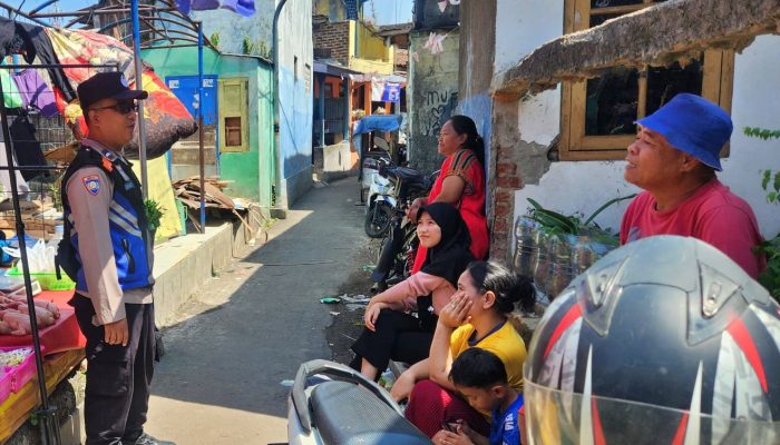 Pererat Silaturahmi Dengan Warga, Bhabinkamtibmas Polsek Astanaanyar Laksanakan Sambang