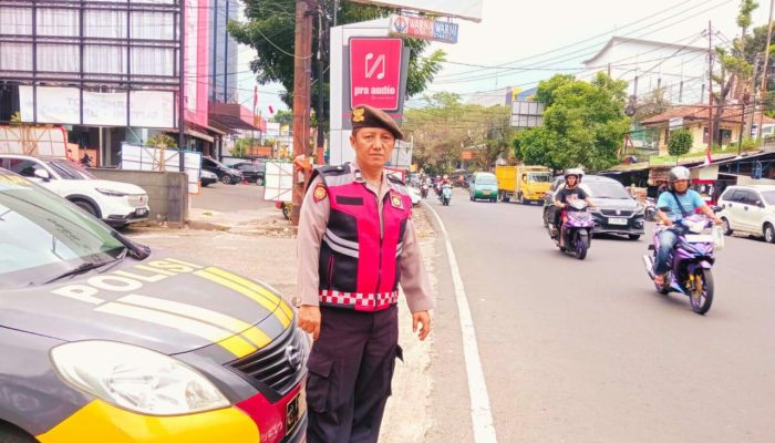 Rutin Gatur Lalin Siang, Ciptakan Kelancaran Lalu Lintas di Wilkum Polsek Sukajadi