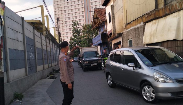 Pawas Polsek Bandung Kidul melaksanakan pengaturan lalu lintas di Terowongan Cikalimati