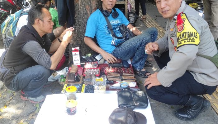 Bhabinkamtibmas Kelurahan Cihaurgeulis Polsek Cibeunying Kaler Laksanakan giat Sambang dan DDS (Door to Door System)