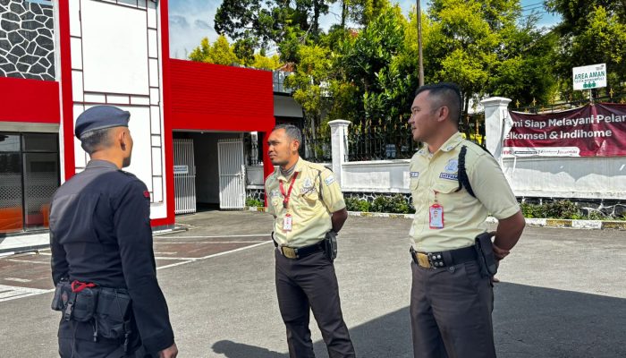 Anggota Brimob Jabar Sambangi Perkantoran Telkom Cianjur Cipanas Kab Cianjur 