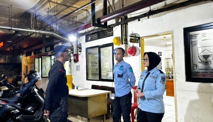 Anggota Brimob Jabar Sambangi Pasar Cianjur Cipanas Kab Cianjur