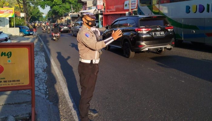 Panit Lantas Polsek Antapani Pimpin Pengaturan Lalulintas Pagi Hari