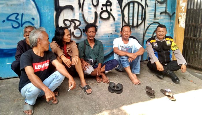 Laksanakan Sambang Kamtibmas, Bhabinkamtibmas Polsek Astanaanyar Pererat Silaturahmi dan Kemitraan Jaga Kamtibmas