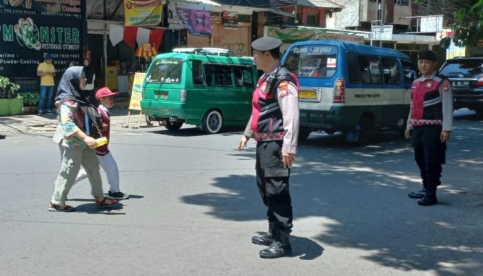 Jaga Keamanan dan Ketertiban Lalulintas Siang, Personil Unit Samapta Polsek Astanaanyar Laksanakan Penjagaan dan Pengaturan Lalulintas
