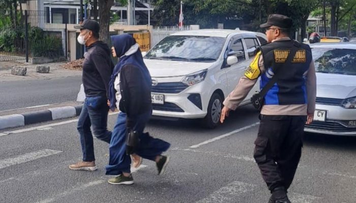 Jam Sekolah, Bhabinkamtibmas Polsek Sukajadi Pam dan Gatur Lalin