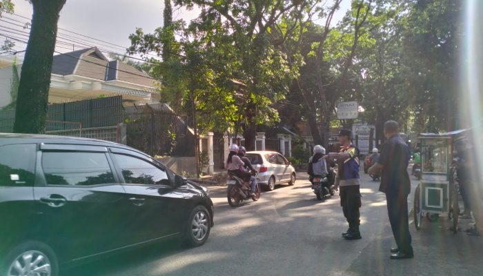 Bhabinkamtibmas Polsek Sukajadi Polrestabes Bandung Selalu Siap Siaga Gatur Arus Lalin Pagi Hari di Gerbang Sekolah Guna Antisipasi Kemacetan