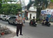 Bantu Urai Kemacetan Siang Hari Personel Unit Lantas Polsek Andir Lakukan Pengaturan dan Rekayasa Lalulintas