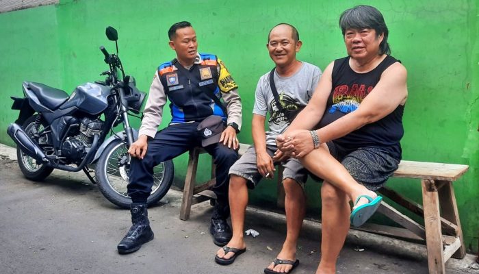 Sampaikan Himbauan Kamtibmas, Bhabinkamtibmas Polsek Astanaanyar Ajak Warga Turut Serta Jaga Keamanan Lingkungan
