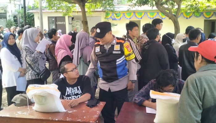 Bhabinkamtibmas Kelurahan Isola Polsek Sukasari Monitoring Penyaluran Beras BPNT.