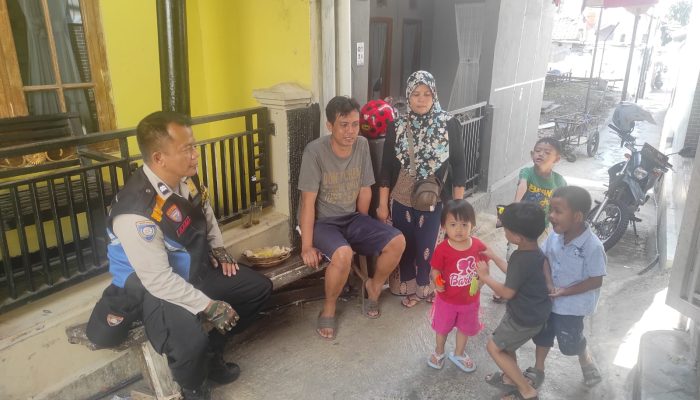 Personil Bhabinkamtibmas Polsek Antapani Lakukan Patroli Dialogis Kepada Warga RW. 02
