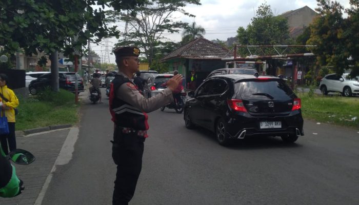 Jajaran anggota Polsek Bojongloa kidul  tempatkan personil di beberapa titik rawan kemacetan Siang Hari