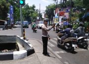 Personil Unit lantas dan Unit Samapta Polsek Cinambo melaksanakan kegiatan rutin pelayanan masyarakat berupa pengaturan lalulintas siang hari