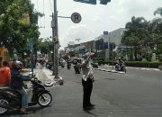 Personil Samapta Polsek Ujungberung Lakukan Giat Pengaturan Arus Lalulintas siang Hari