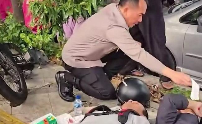 Viral Aksi Sigap Kapusdokkes Polri Tolong Pemotor Korban Kecelakaan di Depok