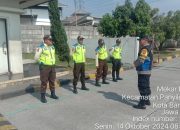 Personel Unit Sabhara Polsek Panyileukan Melaksanakan Protap Strong Point Malam Bandung Lautan Biru di Bunderan Cibiru Jalan Soekarno Hatta