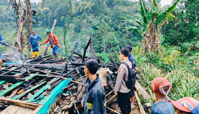 Polsek Banjarwangi Cek TKP Kebakaran Rumah