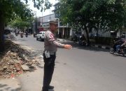 Bantu Urai Kemacetan Siang Hari Personel Unit Lantas Polsek Andir Lakukan Pengaturan dan Rekayasa Lalulintas