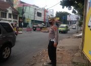 Bantu Urai Kemacetan Sore Hari Personel Unit Lantas Polsek Andir Lakukan Pengaturan dan Rekayasa Lalulintas