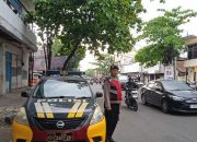 Bantu Urai Kemacetan Sore Hari Personel QR Unit Samapta Polsek Andir Lakukan Pengaturan dan Rekayasa Lalulintas