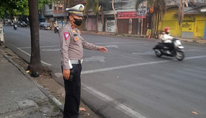 Pelayanan Pagi Bagi Masyarakat Pengguna Jalan Oleh Personel Unit Lantas Polsek Andir Dengan Melaksanakan Pengaturan Lalin di Titik Rawan Macet