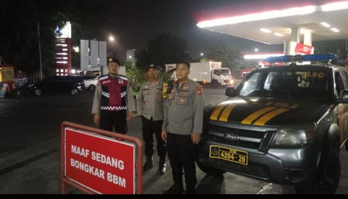 Pastikan Aman di area SPBU,Anggota samapta Polsek Bandung Kidul Melaksanakan patroli dan Pengotrolan di area SPBU