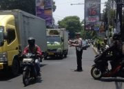 Jajaran Unit Lalulintas Polsek Sukasari Lakukan Giat Pengaturan Arus Lalulintas Siang Hari