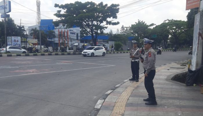 Personil Unit lantas dan Unit Samapta Polsek Cinambo melaksanakan kegiatan rutin pelayanan masyarakat berupa pengaturan lalulintas Sore hari