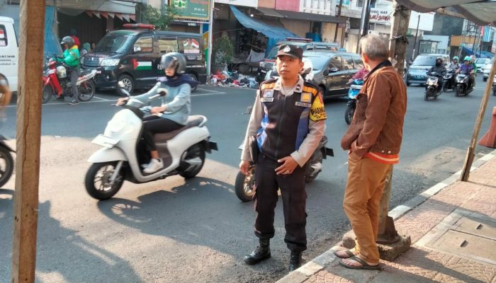 Gatur Lalin Wujud Bhabinkamtibmas Polsek Sukajadi Berikan Rasa Aman Kepada Masyarakat