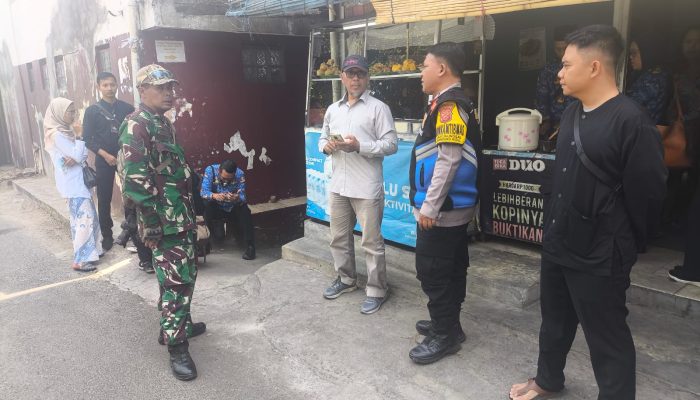 Wujudkan Pilkada Aman dan Kondusif,Sinergitas Bhabinkamtibmas Polsek Bandung Kidul bersama Babinsa sambangi Warga Binaannya