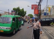 Antisipasi Kemacetan siang Personil Samapta Polsek Ujungberung Melaksanakan Pengaturan Arus Lalin