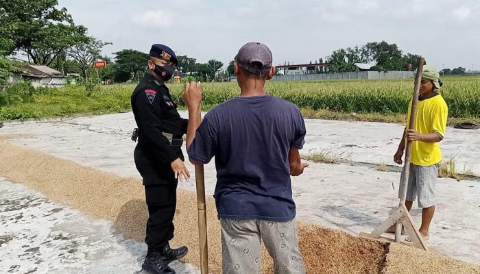 Brimob Jabar Sambangi Patroli Harkamtibmas Sambangi Warga 