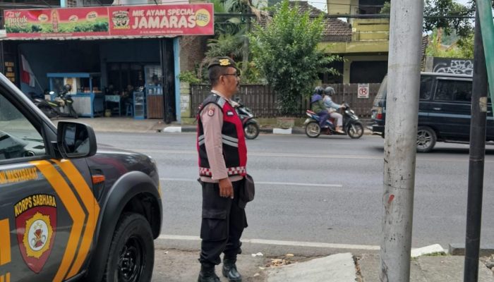 Antisipasi Kemacetan Siang Hari, QR Unit Samapta Polsek Antapani Lakukan Pengaturan