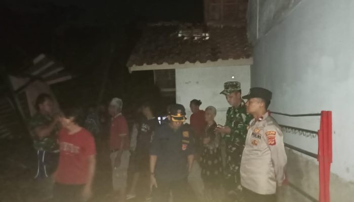 Polsek Pakenjeng Cek TKP Kebakaran Dua Unit Rumah