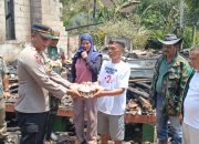 Polsek Pakenjeng Berikan Tali Asih Kepada Korban Kebakaran