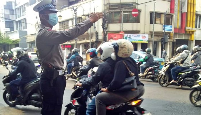 Cegah Gangguan Kamseltibcarlantas Sore, Unit Lantas Polsek Astanaanyar Gelar Gatur Lalulintas