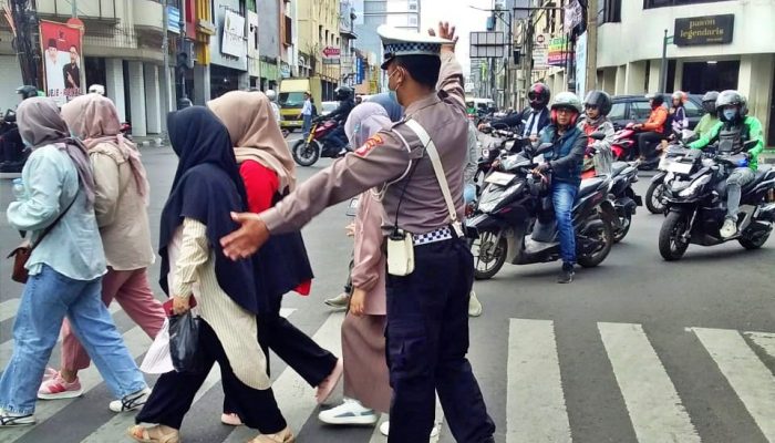 Antisipasi Kemacetan Arus Lalulintas Siang, Unit Lantas Polsek Astanaanyar Gelar Penjagaan dan Pengaturan Lalulintas