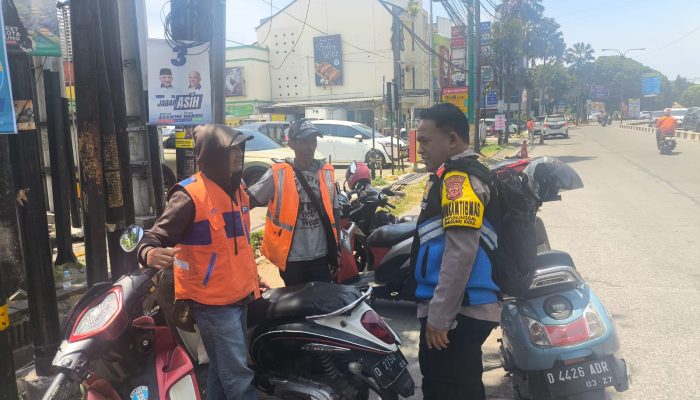 Bhabinkamtibmas kelurahan Batununggal Polsek Bandung Kidul Bina Para Juru Parkir Di Griya Batununggal