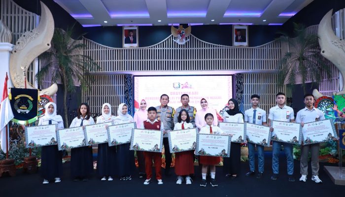 BHAYANGKARI BAGIKAN BANTUAN SOSIAL DALAM RANGKA PERINGATAN HARI KESATUAN GERAK BHAYANGKARI KE-72 TAHUN 2024