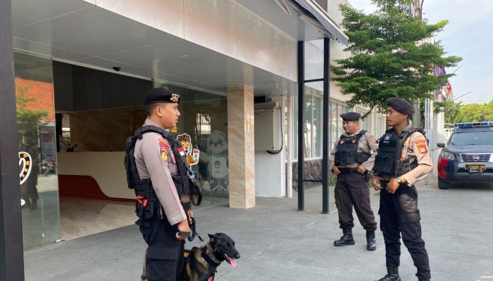 Pastikan Pilkada Aman Lancar, Polda Jabar Sterilisasi Kantor KPU dan Bawaslu Provinsi Jabar Dengan Libatkan Satwa