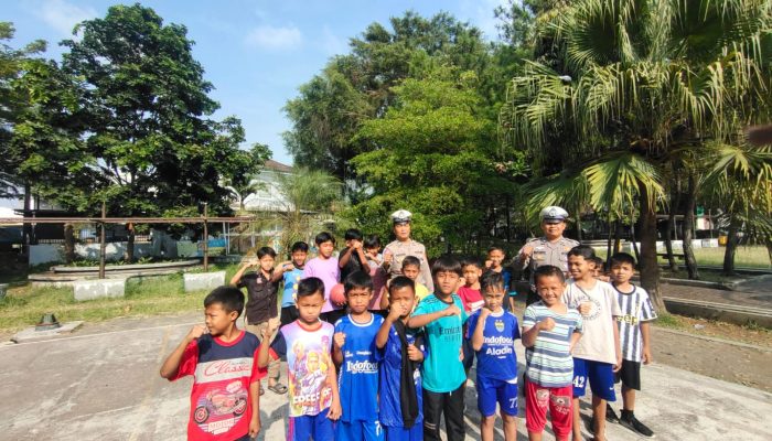 Anggota Sat Lantas Polres Garut Ngariung Bareng Anak-Anak Saat Patroli Dialogis Ops Zebra