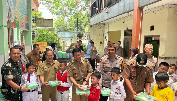 Polisi Berikan Makan Siang Gratis di SD Al Muiz Kota Bandung