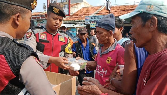 Polisi Bagikan Makanan Sehat Gratis Kepada Masyarakat