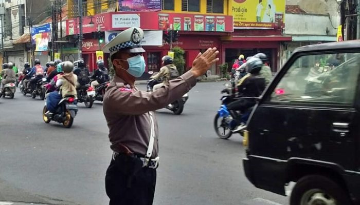 Jaga Kamseltibcarlantas Sore, Unit Lantas Polsek Astanaanyar Gelar Kegiatan Penjagaan dan Pengaturan Lalulintas