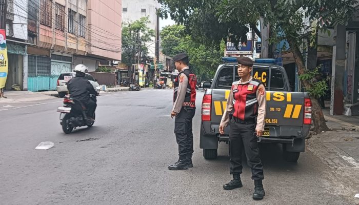 Unit Samapta Polsek Astanaanyar Antisipasi Gangguan Kamseltibcarlantas Sore Melalui Giat Penjagaan dan Pengaturan Lalulintas